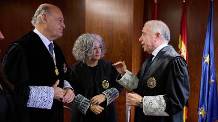 Ana Llorca, junto a Joaquín Galve, expresidente del TSJN, y Julián Huarte, actual presidente, en el acto de apertura del año judicial de la semana pasada