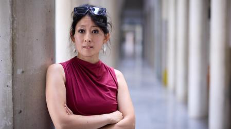 Satoko Kojima, en uno de los pasillos del Aulario de la Universidad Pública de Navarra, donde imparte clases en los grados de Psicología y Trabajo Social