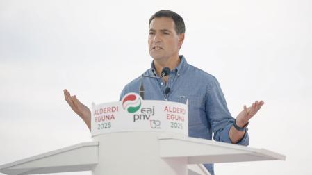 El lehendakari, Imanol Pradales, interviene durante la celebración del 'Alderdi Eguna', el pasado domingo en Foronda