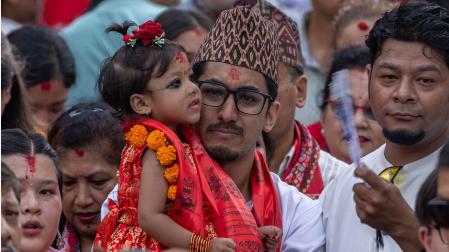 El padre de la niña Arya Tara Shakya, nueva kumari de Nepal, la diosa viviente venerada por los hindúes y los budistas de Nepal