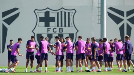 Los jugadores del FC Barcelona durante el entrenamiento que el equipo azulgrana ha realizado este martes en la ciudad deportiva Joan Gamper para preparar el partido de Liga de Campeones