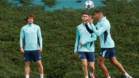 Maroan Sannadi (d) durante el entrenamiento con el que el Athletic de Bilbao ha preparado este martes el partido de Liga de Campeones