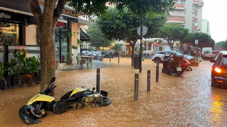 Vista general de las calles anegadas en Ibiza debido a las intensas lluvias caídas este martes