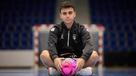 Pablo García 'Pachu', en Anaitasuna, con el balón nuevo de la Primera División de fútbol sala