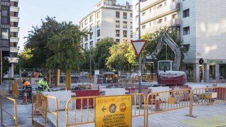 Las obras ya copan parte de calzada y acera
