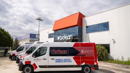 Ambulancias de Bidean en la puerta de la sede central en el polígono Agustinos de Pamplona.