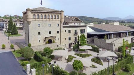 Castillo de Gorraiz es un exquisito y sofisticado Hotel Boutique de cuatro estrellas superior, en el que se unen tradición, historia y estilo de vida