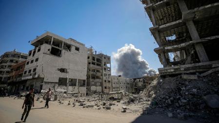 Una columna de humo se eleva en el cielo tras un ataque aéreo israelí durante una operación militar en la ciudad de Gaza