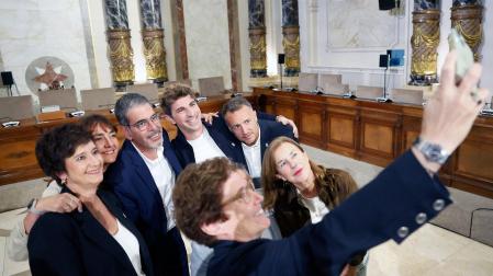 El alcalde de San Sebastián, Eneko Goia (c), se hace un selfie con sus compañeros de corporación, tras anunciar el abandono de su cargo como regidor del consistorio de la capital guipuzcoana