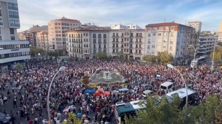 Una concentración de solidaridad con la flotilla de apoyo a Gaza corta el tráfico en la plaza de Merindades en Pamplona