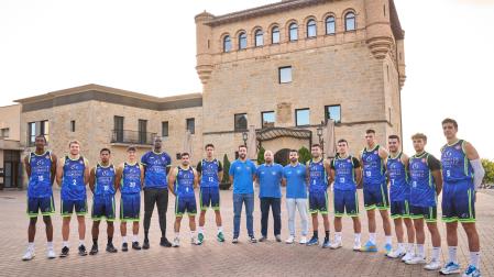 La presentación del equipo con el Castillo de Gorraiz de fondo