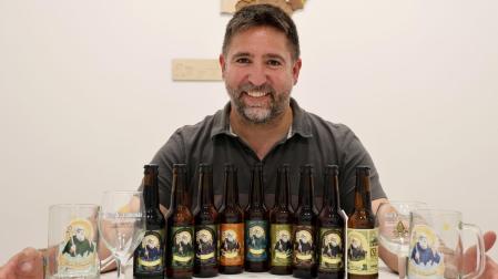 Francisco Ibáñez con una muestra de los nueve tipos de cervezas San Veremundo que se distribuirán en locales del Camino
