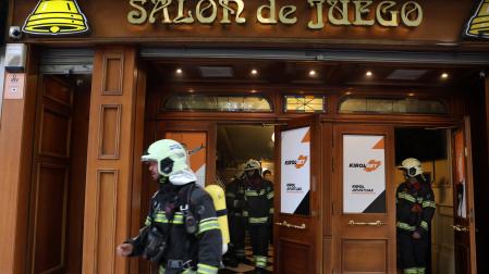 Bomberos de Cordovilla salen este viernes por la mañana del salón de juegos donde saltó la alarma.