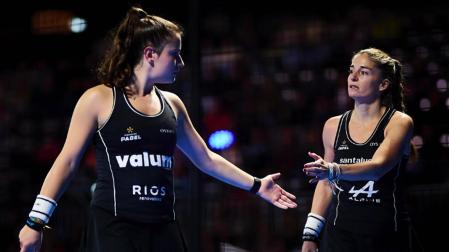 Martina Calvo y Alejandra Salazar se felicitan tras un tanto en el choque de semifinales del Rotterdam P1 /