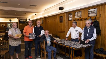 Álvaro Tolosa (derecha) y Fructuoso Izal (en el centro, de pie) junto a otros coleccionistas de la asociación RUNA.