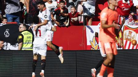 Vargas e Isaac Romero celebran uno de los goles del Sevilla /