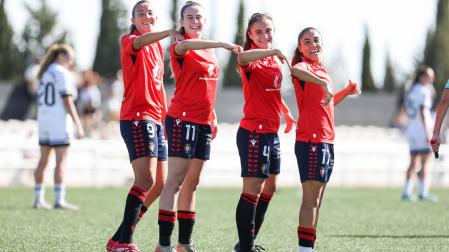 De izda. a dcha., Claudia Jiménez, Adri Parada, Nahia Azpiazu y Marina Pérez, felices tras la victoria ante el Alba Fundación el sábado