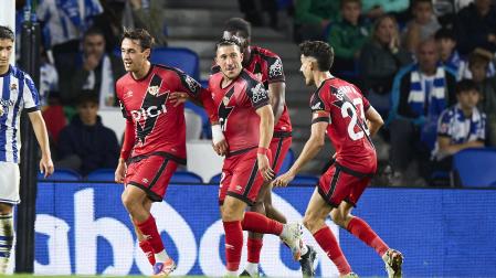 Los jugadores del Rayo Vallecano celebran el tanto del 'Pacha' Espino en Anoeta /