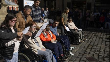 Cristina Gai, Jairo Álvarez, María Munárriz, Alicia Algarra, Jaione Goñi, Javier Díaz, Christian Gómez y Maite Jiménez, durante la lectura del manifiesto