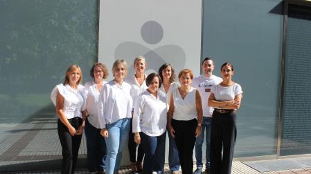 La nueva junta. De izquierda a derecha, Blanca Sánchez, Laura Remírez, Ana Ariztegui, Rosa Aguerre, Pilar Sola, Ana Izco, Ana Mariñelarena, Alberto Margallo y Elena Martín