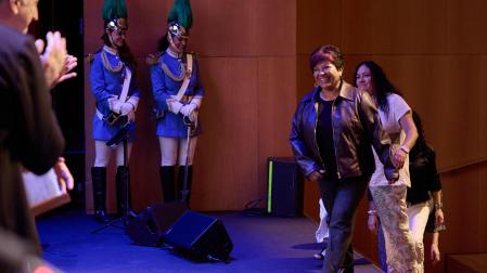Dayse, a punto de recoger su distintivo