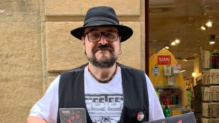 Petti con el nuevo trabajo en la mano