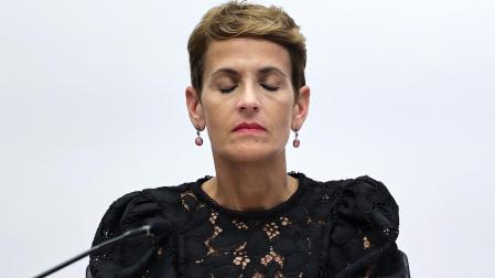 Gesto de la presidenta María Chivite, durante su comparecencia parlamentaria.