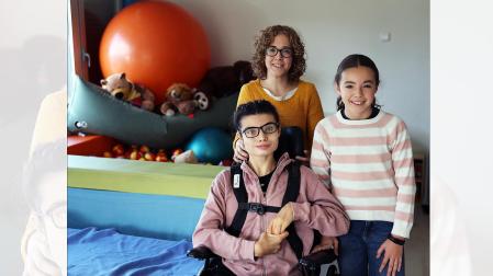 Maider Zubicaray con sus hijas, Maialen (16 años) y Sara (10 años), en una sala del centro de Aspace en Cizur Menor /