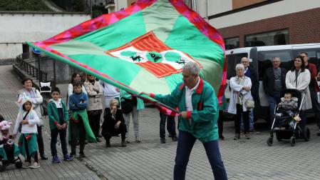 Juan Alfonso Navarro Hernández bailó la bandera de Lekunberri en octubre de 2022 con motivo del 25 aniversario de la localidad.