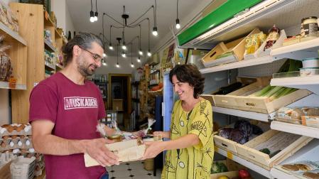 El repartidor Sergio Fontecha Iturbide entrega productos de distintos puntos de la merindad a Idoia Etxenausia Artzuaga en la tienda Punto Eko de Sangüesa