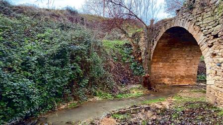 Vista del antiguo puente de piedra de Uterga que se va a consolidar