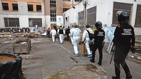 Policías acceden al interior de la antigua Ikastola Jaso en una de sus recientes intervenciones