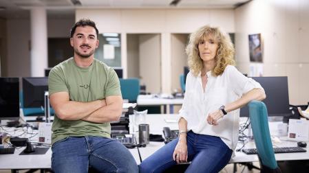 Lucas Domaica y Mª José Echeverría, fotografiados en la redacción de Diario de Navarra /