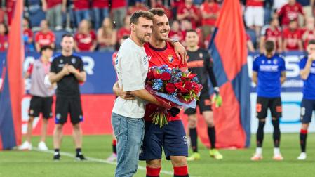 Imanol, a la izda., con su hermano Unai García el 18 de mayo de 2025, cuando El Sadar le rindió homenaje al capitán