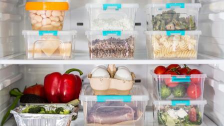 Alimentos ordenados en una nevera