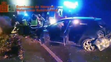 Equipos de emergencias trabajan en el lugar del accidente