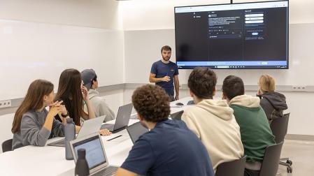 La oferta académica de la Facultad de Comunicación contará con cuatro itinerarios transversales que podrán combinarse con cualquiera de los grados.