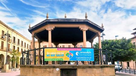 Kiosco de Tafalla con la lona conmemorativa de ANASAPS