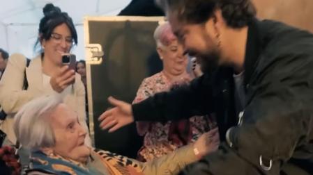 Momento en el que Manuel Carrasco abraza a Conchita, su "fan número uno"