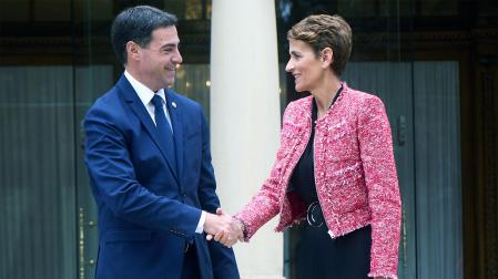 La presidenta del Gobierno de Navarra, María Chivite, saluda al lehendakari, Imanol Pradales, a su llegada al Palacio de Ajuria Enea