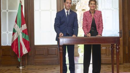 Imanol Pradales y María Chivite, este viernes 10 de octubre en el momento de la firma del protocolo en Ajuria Enea, junto a la ikurriña y sin la bandera de Navarra