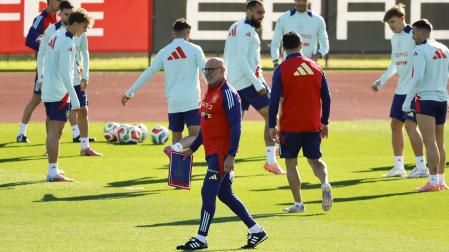 Luis de la Fuente dirige el entrenamiento de la selección española en la Ciudad del Fútbol de Las Rozas este viernes, 10 de octubre /