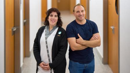 Olalla Moriones Jiménez, enfermera de Salud Mental en la CUN, y Diego Arcal Gracia, oficial de bomberos en Tarazona (Zaragoza), en la cuarta planta del centro hospitalario