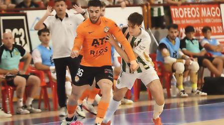 Malaguti, del ATP RIbera, controla el balón ante la presión de Javier Aranda, del Córdoba /