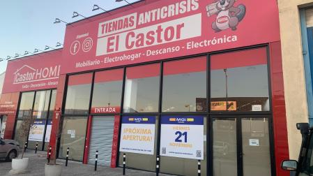 Los carteles anuncian la próxima apertura de MGI Tienda en el polígono de Mutilva