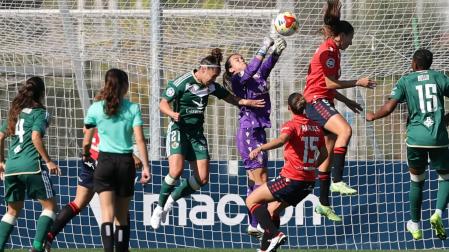 Mon despeja el balón en un lance del partido ante el Cacereño