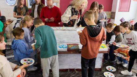 A: J.P. Urdíroz
F: 11-10-2025
P: 
L: Burlada. Sede de UPN en Burlada.
T: Evento de la ONG "Sing for Hope" con niños ucranianos.