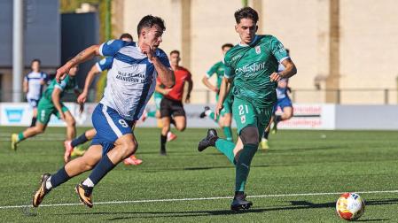 Xabier Goikoetxea, jugador de la Mutilvera, disputa el balón con Javier Caño, futbolista del Náxara