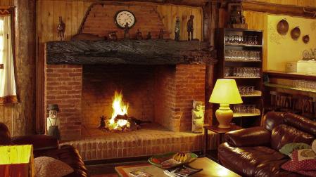 El salón de una casa rústica, con una chimenea