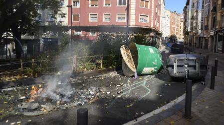 Daños causados por los encapuchados en el centro de Vitoria